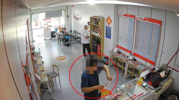 配资门户网官网 “购一刮三”？店主允熟客自取自付，竟被偷走50余张彩票！